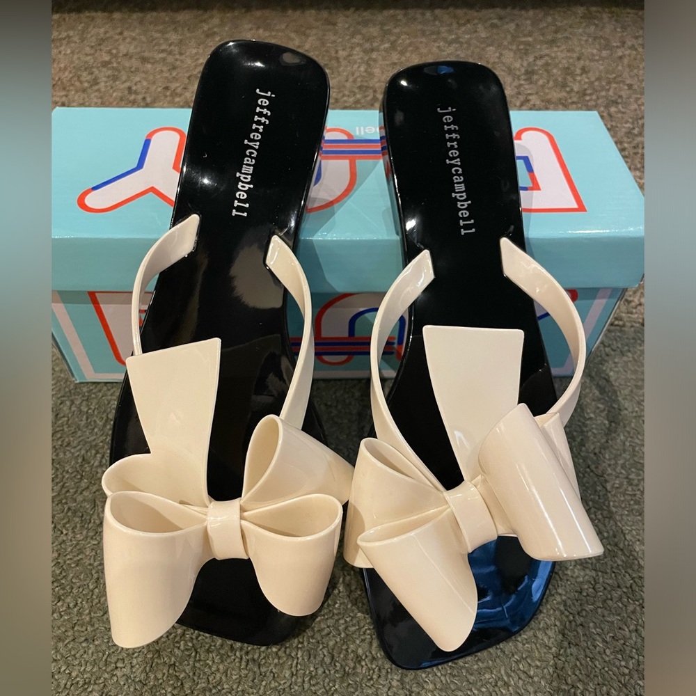 Cream and Black bow detail sandals
